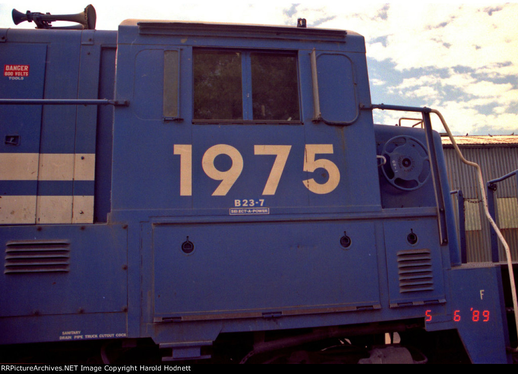Conrail B23-7 # 1975